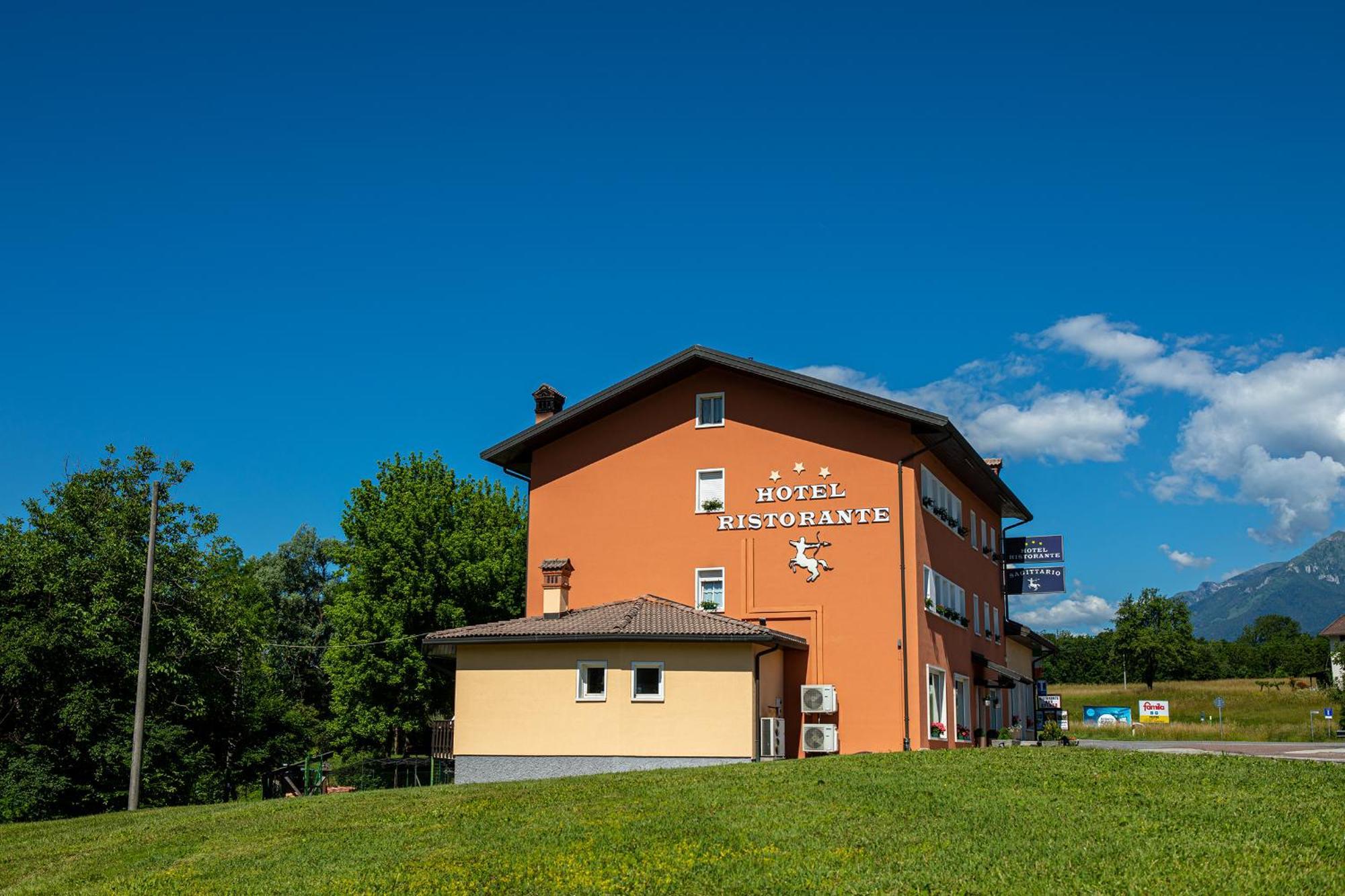 Hotel Ristorante Sagittario Feltre Exterior foto
