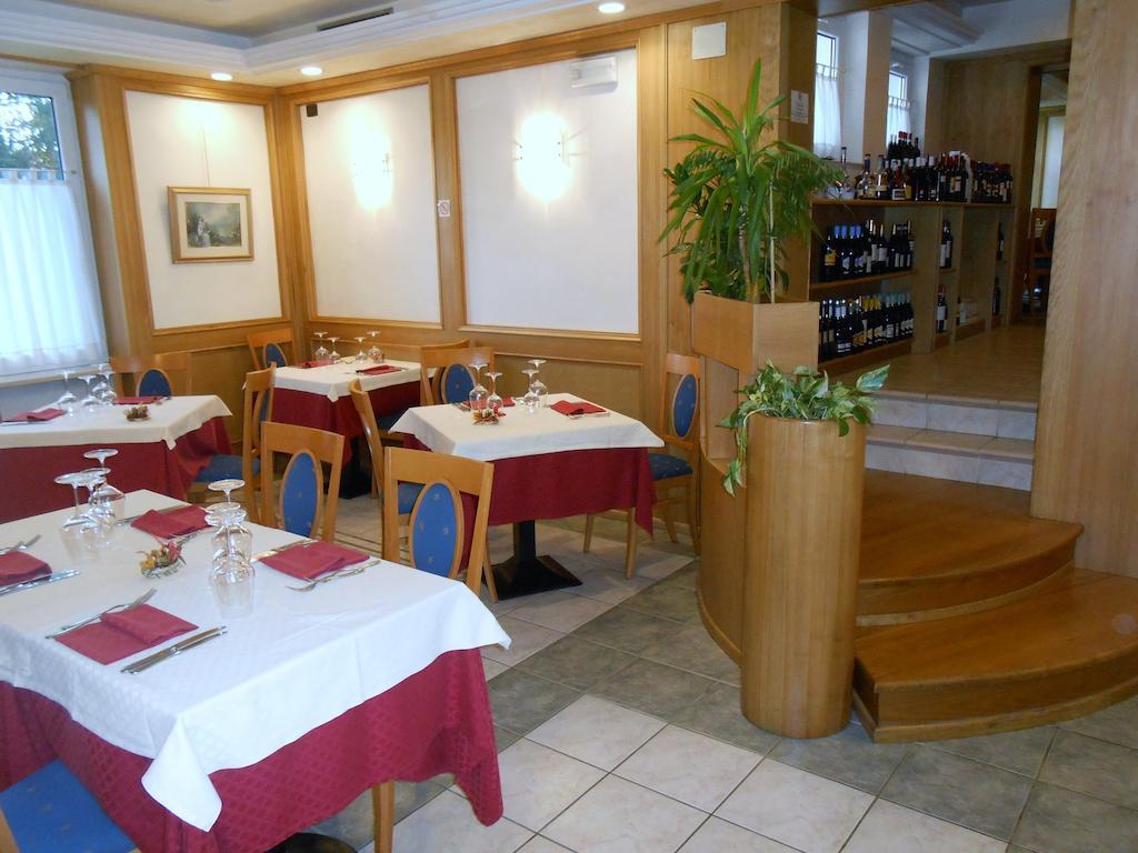 Hotel Ristorante Sagittario Feltre Exterior foto